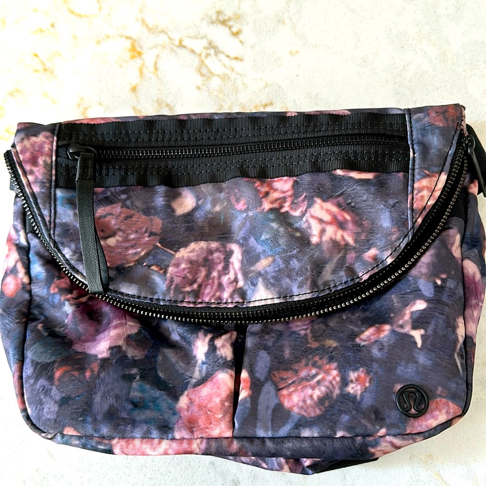 Lululemon All Night Festival crossbody bag II *5L Frosted Rose Multi / Black
